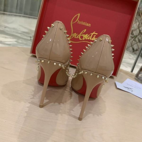 Christian Louboutin Anjalina Spike escarpins à clous en cuir verni nude – Image 4