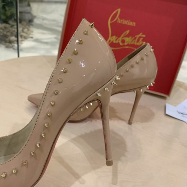 Christian Louboutin Anjalina Spike escarpins à clous en cuir verni nude – Image 5