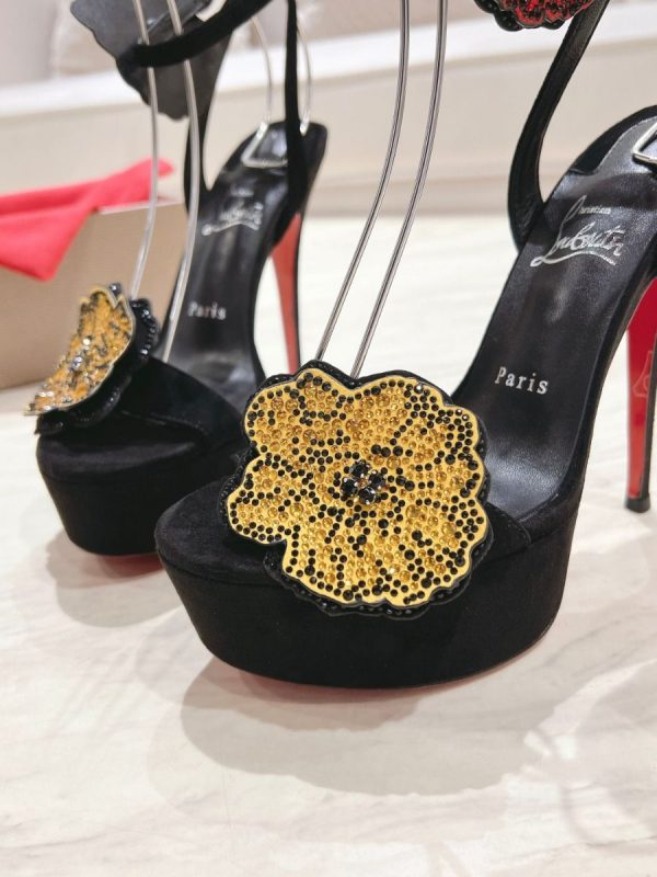 Christian Louboutin X Shun Sudo Button Flower Strass Loubi Queen Alta sandales à plateforme 150 mm – Image 2