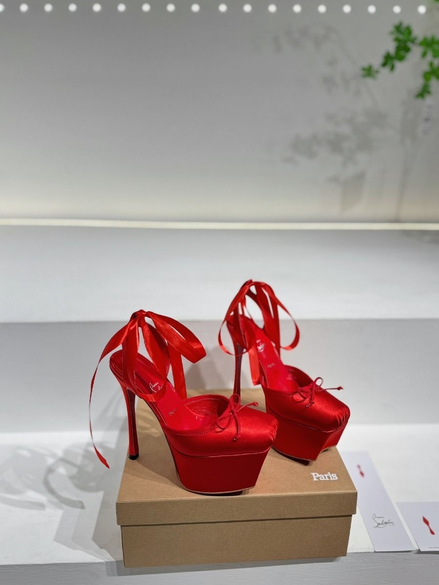 Christian Louboutin Cassia Lace Up Alta plateforme 160 mm escarpins à brides satin crêpe rouge