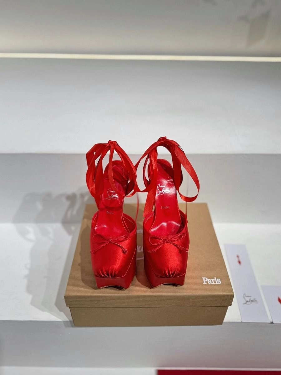 Christian Louboutin Cassia Lace Up Alta plateforme 160 mm escarpins à brides satin crêpe rouge – Image 2