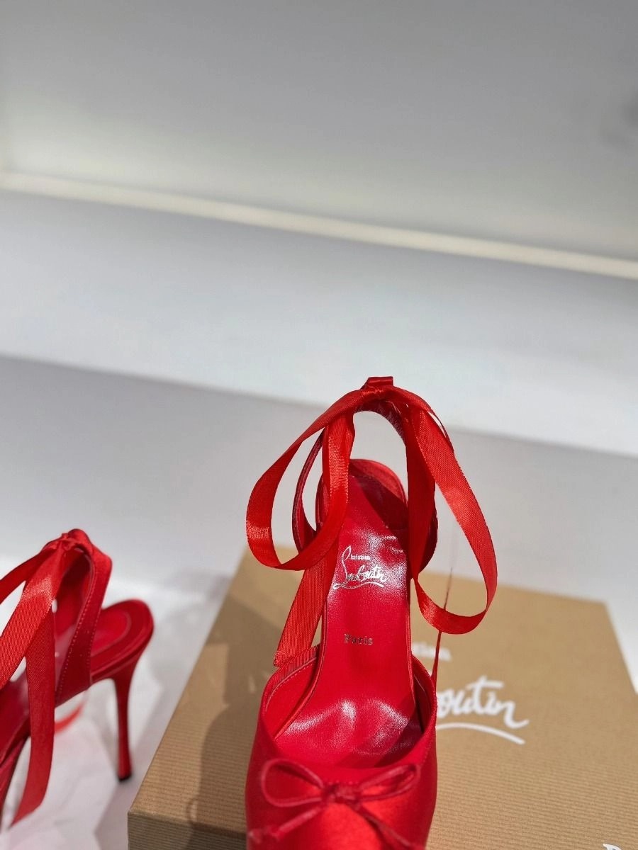 Christian Louboutin Cassia Lace Up Alta plateforme 160 mm escarpins à brides satin crêpe rouge – Image 3