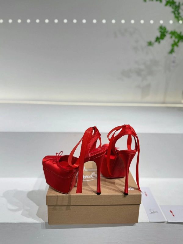 Christian Louboutin Cassia Lace Up Alta plateforme 160 mm escarpins à brides satin crêpe rouge – Image 4