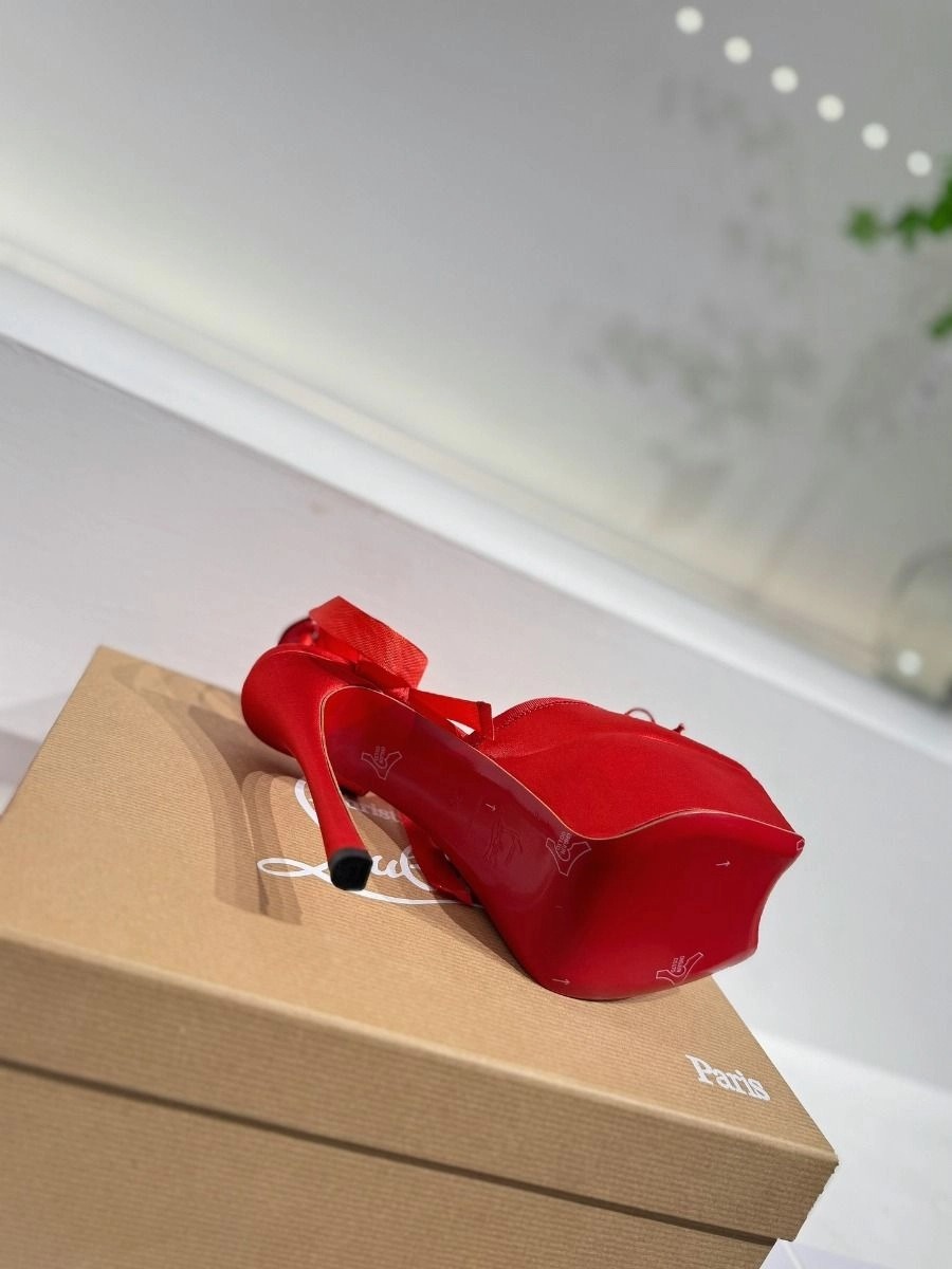 Christian Louboutin Cassia Lace Up Alta plateforme 160 mm escarpins à brides satin crêpe rouge – Image 5