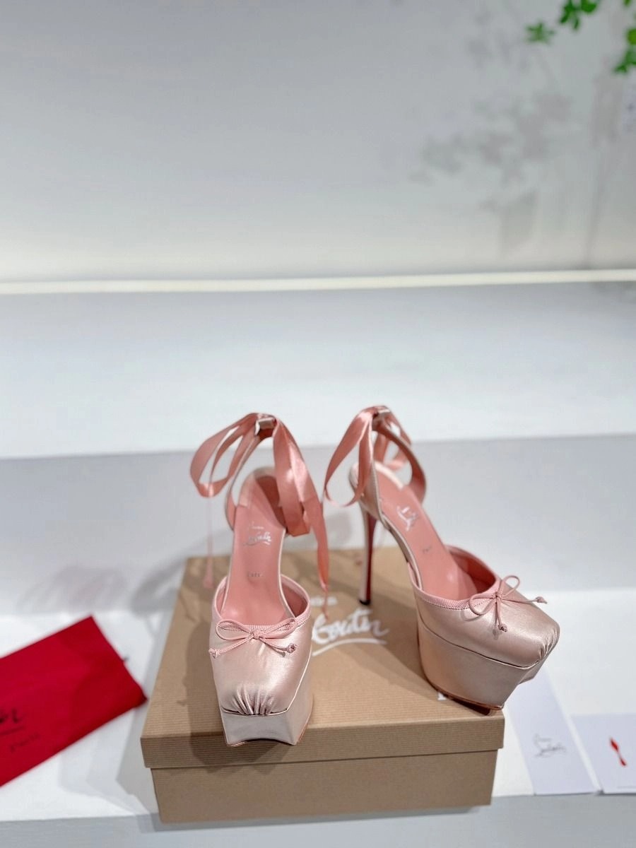 Christian Louboutin Cassia Lace Up Alta plateforme 160 mm escarpins à brides satin crêpe rose – Image 2