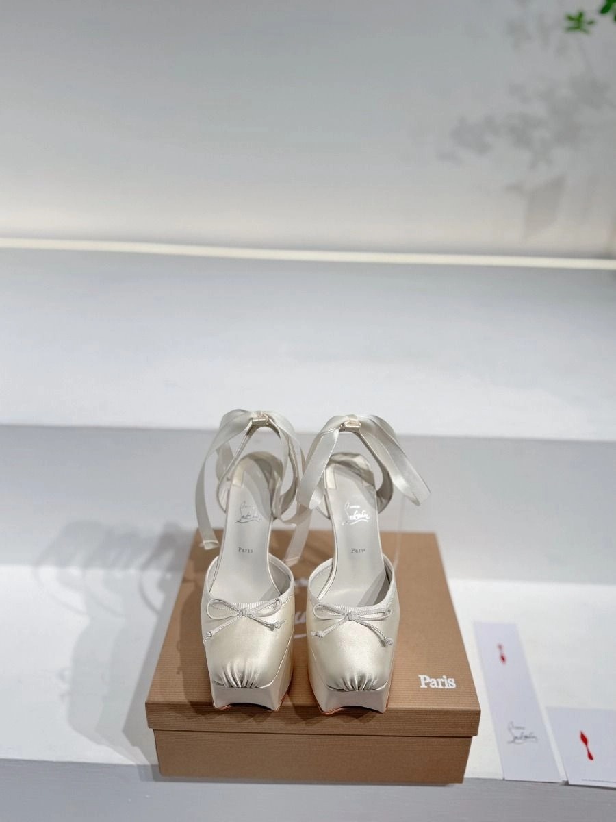Christian Louboutin Cassia Lace Up Alta plateforme 160 mm escarpins à brides satin crêpe blanc – Image 3