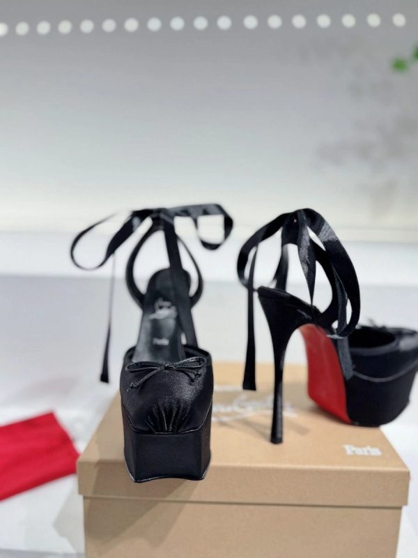 Christian Louboutin Cassia Lace Up Alta plateforme 160 mm escarpins à brides satin crêpe noir – Image 4