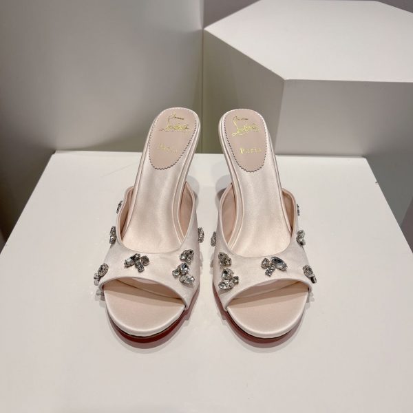 Christian Louboutin Degraqueen 85 Mm Mules Sandales Crêpe Satin Leche – Image 3