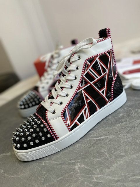 Christian Louboutin Lou Spikes Orlato Femme Baskets Plates en Cuir Verni Multicolore