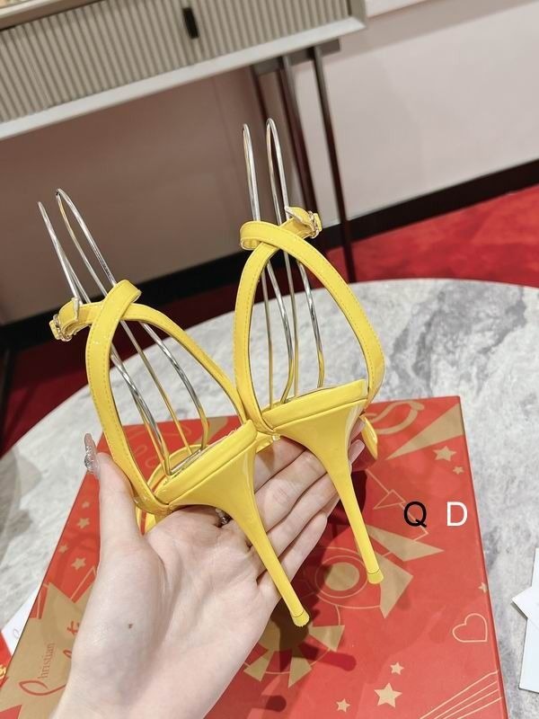 Christian Louboutin Loubigirl Sandales 85mm Cuir Verni Jaune – Image 3