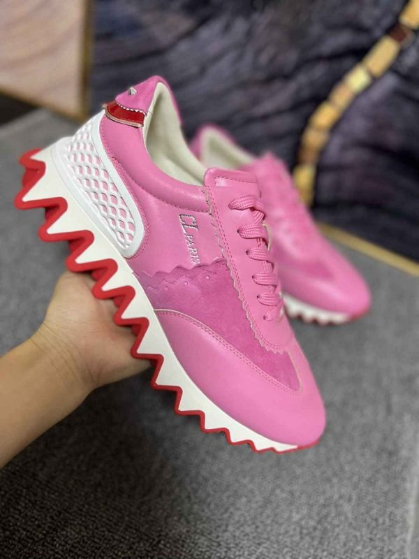 Christian Louboutin Baskets Loubishark Cuir de veau et suédé Rose – Image 4