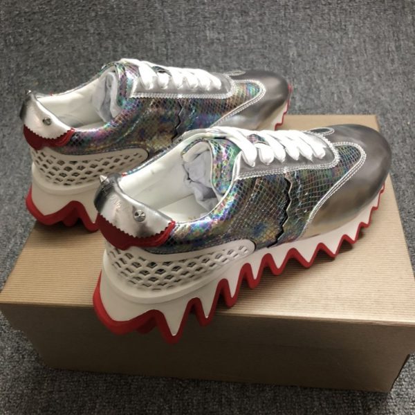 Christian Louboutin Baskets Loubishark Cuir iridescent Argent – Image 2