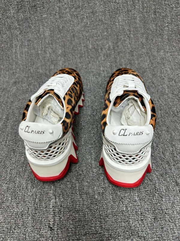 Christian Louboutin Baskets Loubishark Satin imprimé léopard et cuir – Image 3