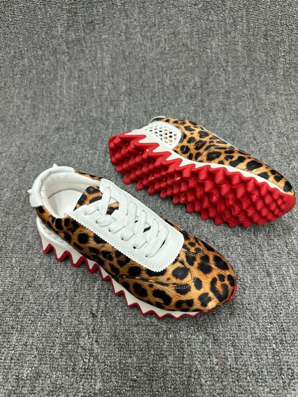 Christian Louboutin Baskets Loubishark Satin imprimé léopard et cuir – Image 4