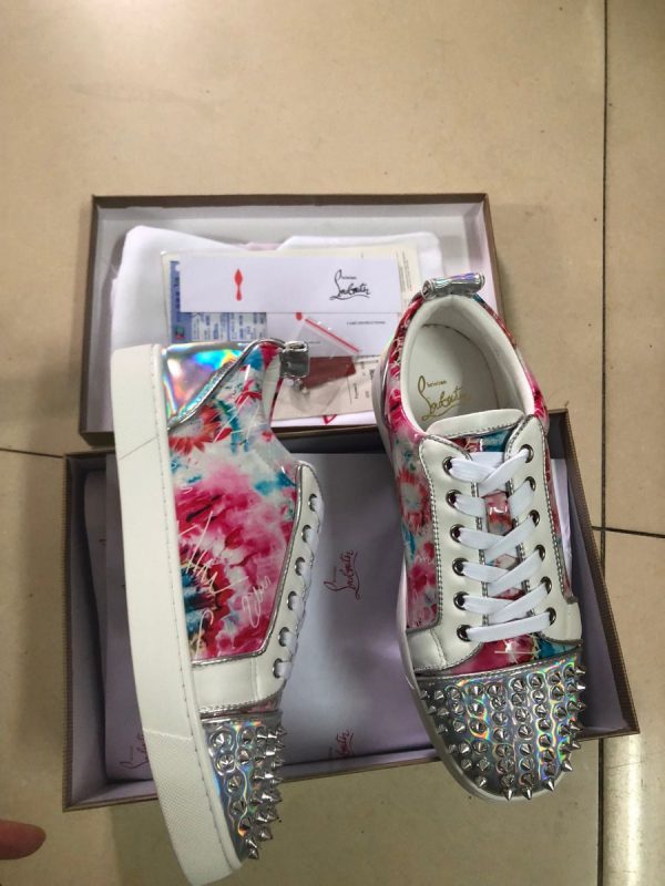 Christian Louboutin Baskets Louis Junior Spike Basses Cuir laminé imprimé floral – Image 2