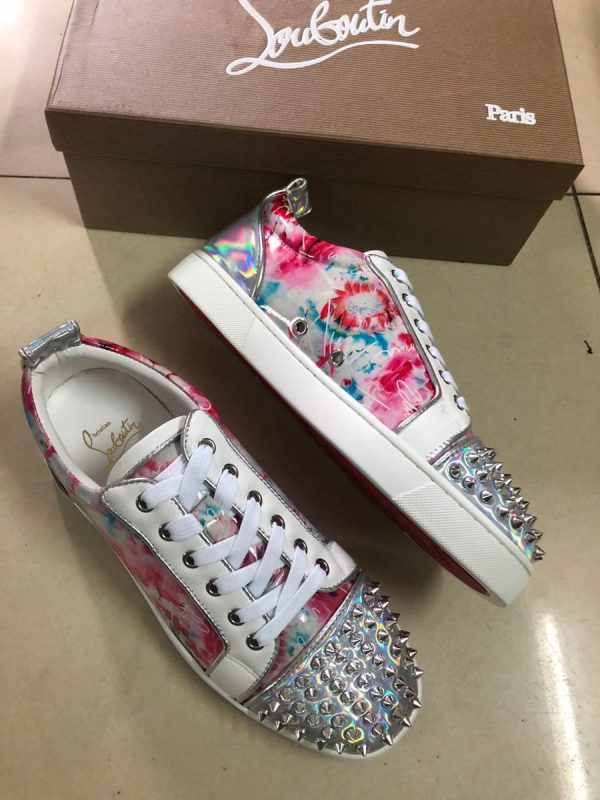 Christian Louboutin Baskets Louis Junior Spike Basses Cuir laminé imprimé floral – Image 3