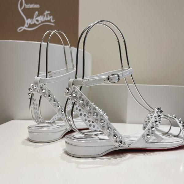 Christian Louboutin Mafaldina Sandales Plates Cuir Vernis Blanc – Image 2