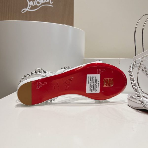 Christian Louboutin Mafaldina Sandales Plates Cuir Vernis Blanc – Image 4