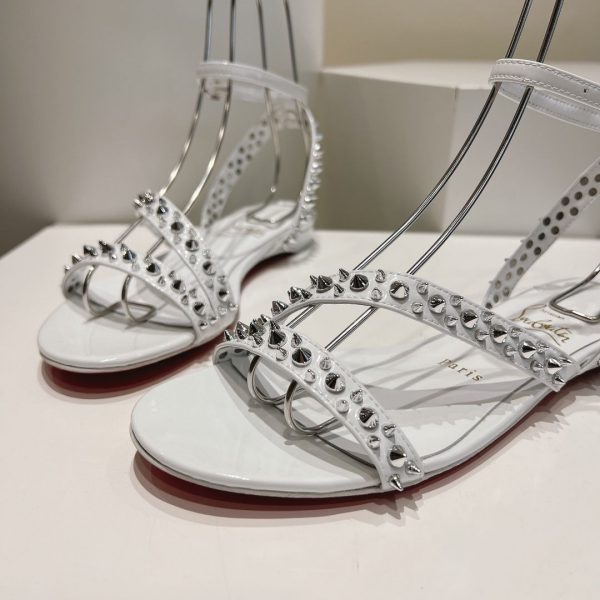 Christian Louboutin Mafaldina Sandales Plates Cuir Vernis Blanc – Image 3