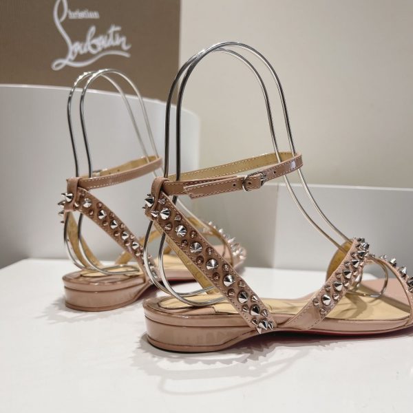 Christian Louboutin Mafaldina Sandales Plates Cuir Vernis Nude – Image 2