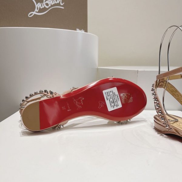 Christian Louboutin Mafaldina Sandales Plates Cuir Vernis Nude – Image 3