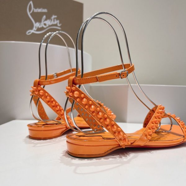 Christian Louboutin Mafaldina Sandales Plates Cuir Vernis Orange – Image 4