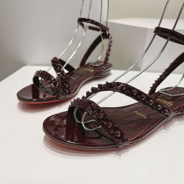 Christian Louboutin Mafaldina Sandales Plates Cuir Vernis Pinecone – Image 3