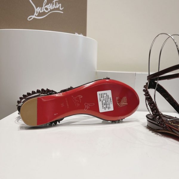 Christian Louboutin Mafaldina Sandales Plates Cuir Vernis Pinecone – Image 4