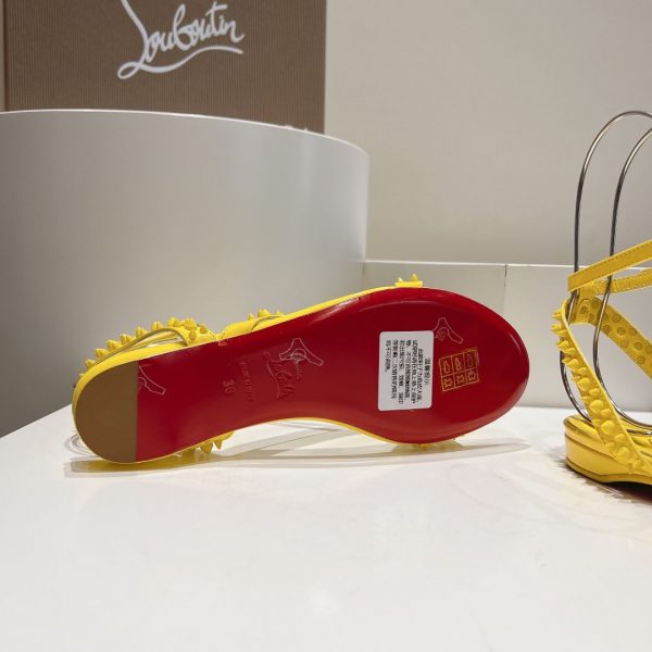 Christian Louboutin Mafaldina Sandales Plates Cuir Vernis Jaune – Image 4