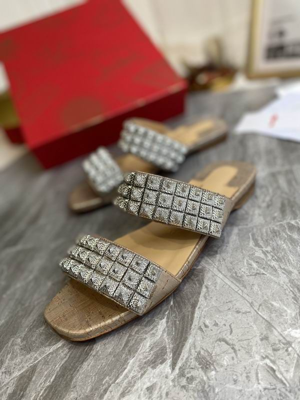 Christian Louboutin Myriadiam Sandales Plates à Bride Argent Métallique et Liège – Image 2