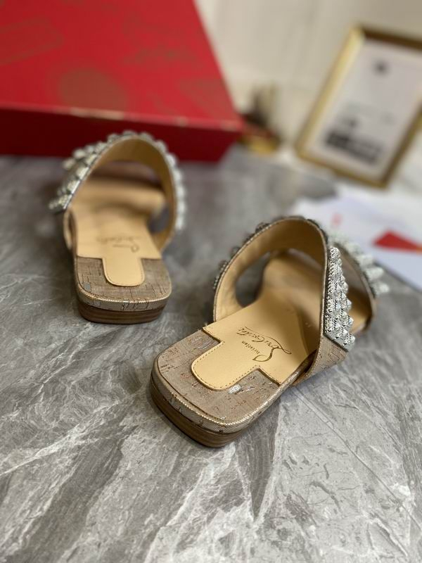 Christian Louboutin Myriadiam Sandales Plates à Bride Argent Métallique et Liège – Image 3