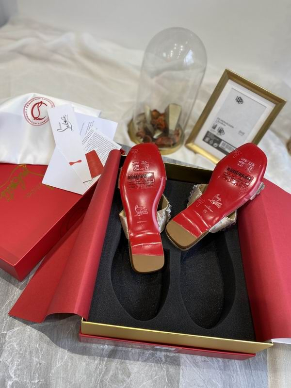 Christian Louboutin Myriadiam Sandales Plates à Bride Argent Métallique et Liège – Image 4
