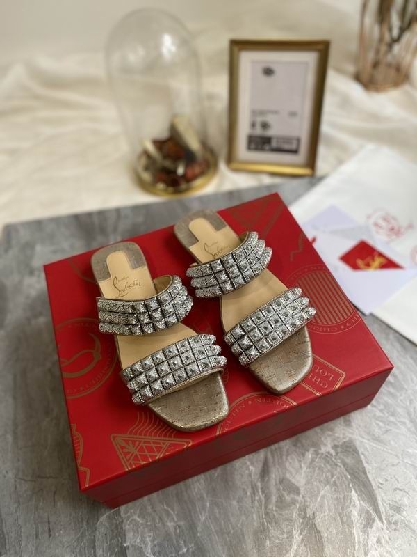 Christian Louboutin Myriadiam Sandales Plates à Bride Argent Métallique et Liège – Image 5