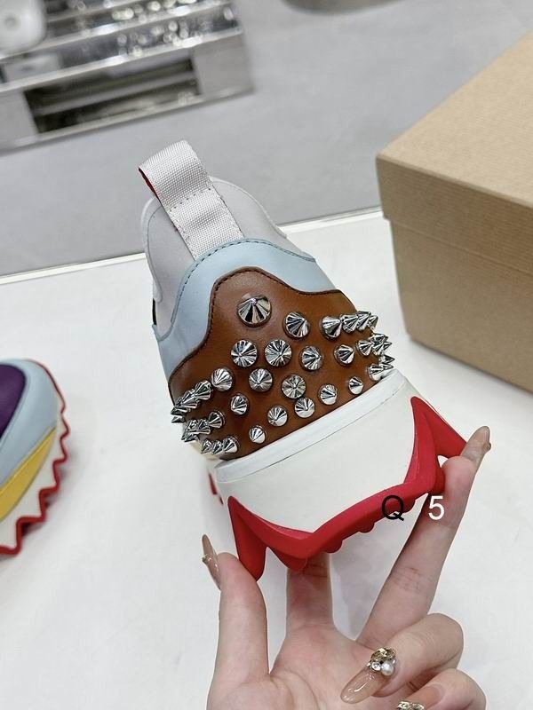 Christian Louboutin Baskets Femme Sharkyloub Sp Spikes Cuir de veau, Néoprène et Clous Multi – Image 2