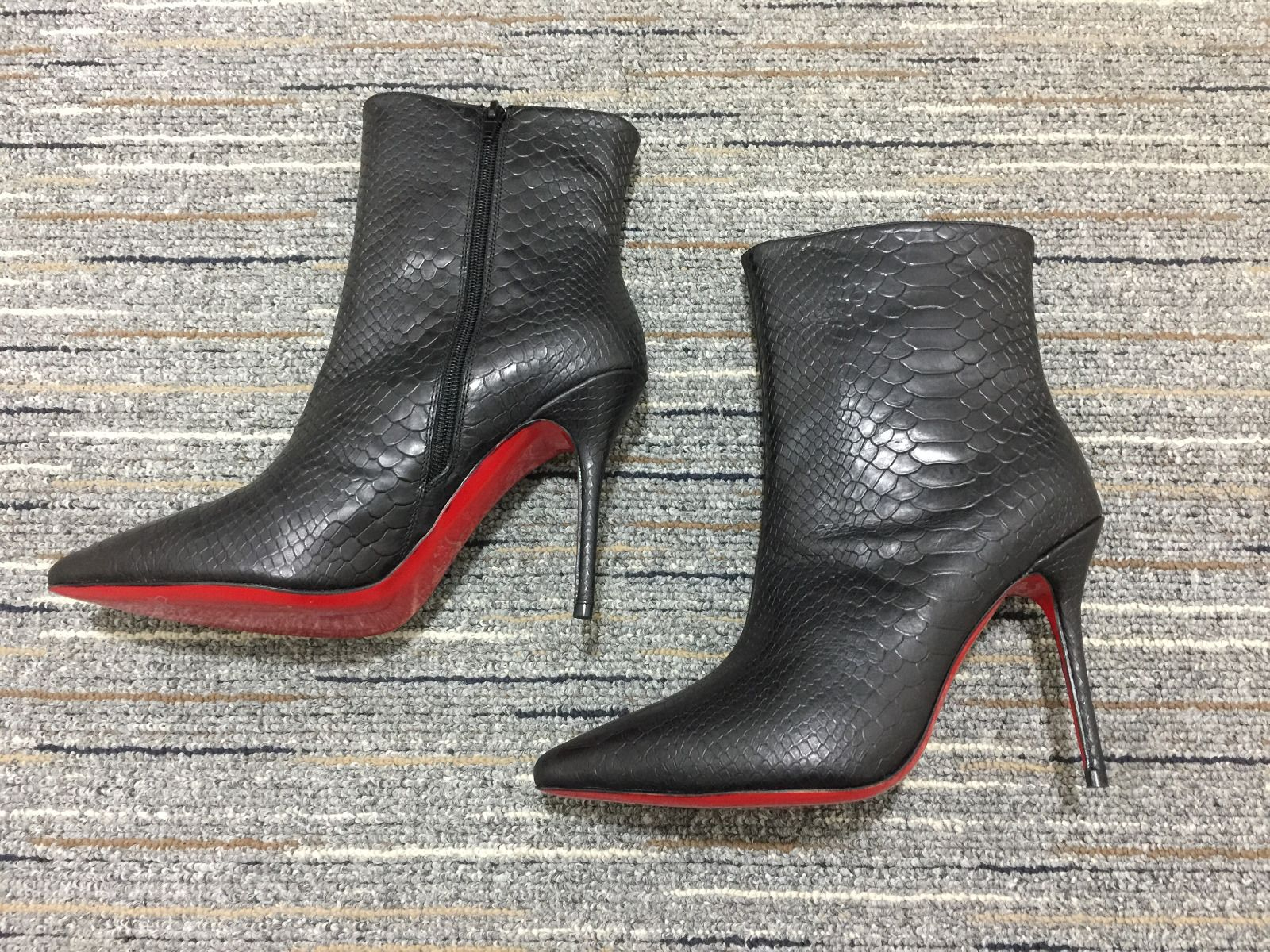 Christian Louboutin So Kate Booty Bottines 85 mm Cuir Veau Embossé Noir – Image 4