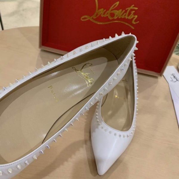 Christian Louboutin Anjalina Ballerines Cloutées en Cuir de Veau Blanc – Image 3