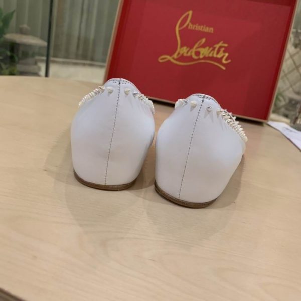Christian Louboutin Anjalina Ballerines Cloutées en Cuir de Veau Blanc – Image 4