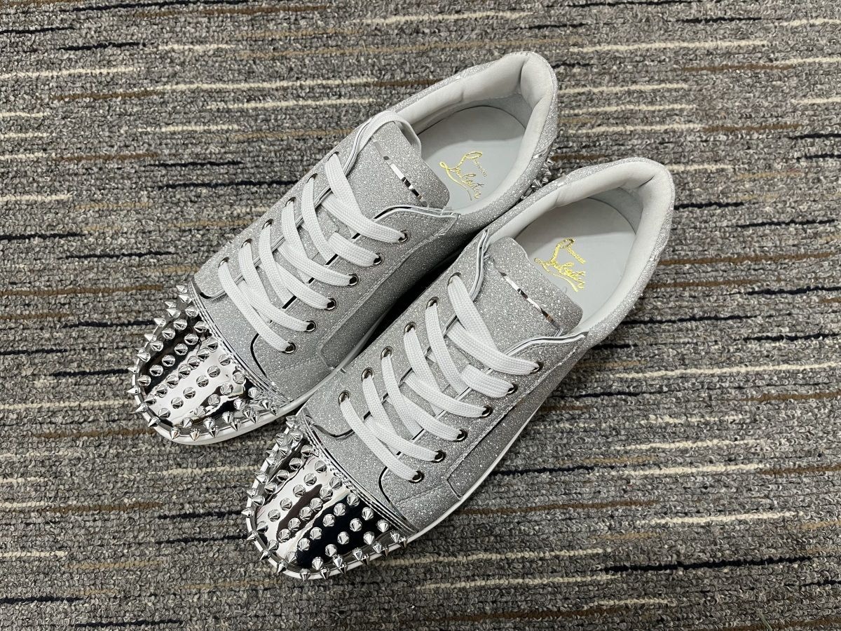 Christian Louboutin Baskets Basses Vieira 2 Cuir de veau à paillettes Argent – Image 2