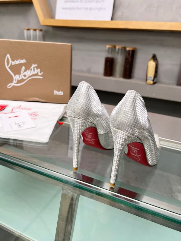 Christian Louboutin Hot Chick Escarpins 100 mm Tissu à Paillettes Argent – Image 3