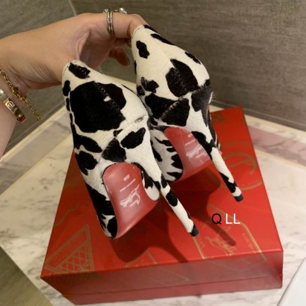 Christian Louboutin Escarpins Kate 100 mm Satin Imprimé Vache Blanc Noir – Image 3