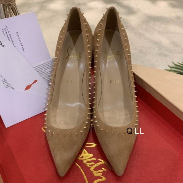 Christian Louboutin Anjalina Spike Escarpins Daim Nude – Image 3