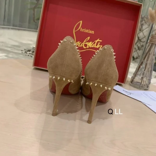 Christian Louboutin Anjalina Spike Escarpins Daim Nude – Image 4
