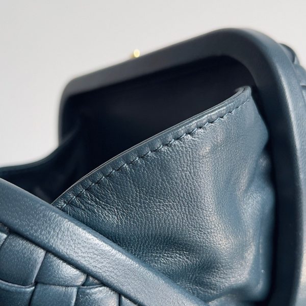 Contrefaçon de pochette Bottega Veneta Knot Minaudiere en Space – Image 8