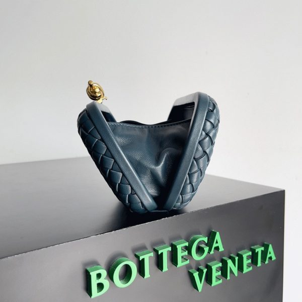 Contrefaçon de pochette Bottega Veneta Knot Minaudiere en Space – Image 7