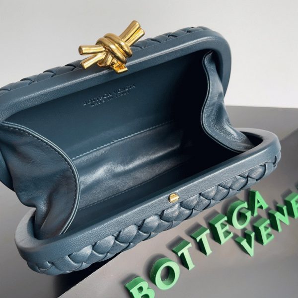 Contrefaçon de pochette Bottega Veneta Knot Minaudiere en Space – Image 6