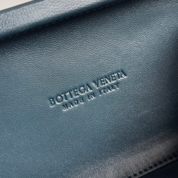 Contrefaçon de pochette Bottega Veneta Knot Minaudiere en Space – Image 5