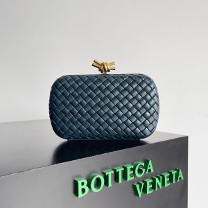 Contrefaçon de pochette Bottega Veneta Knot Minaudiere en Space