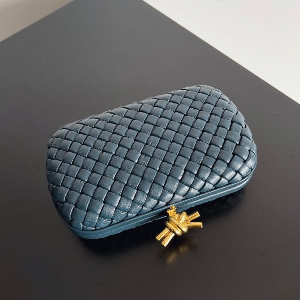 Contrefaçon de pochette Bottega Veneta Knot Minaudiere en Space – Image 4