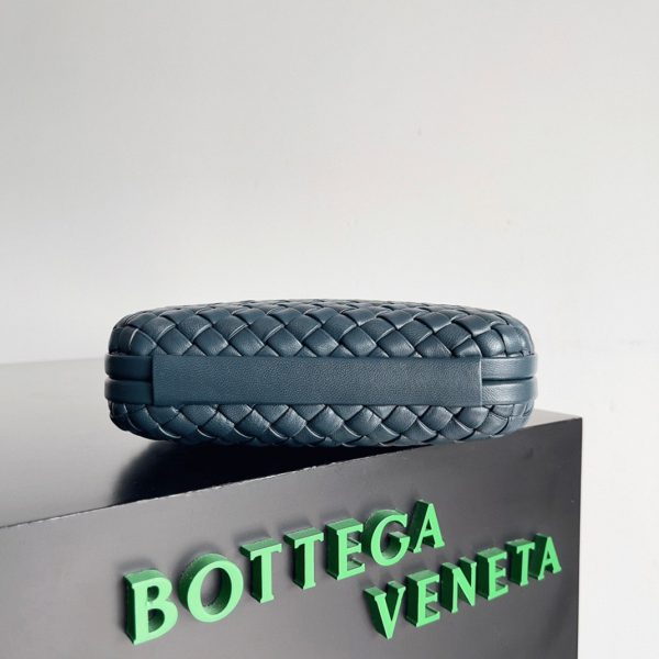 Contrefaçon de pochette Bottega Veneta Knot Minaudiere en Space – Image 3