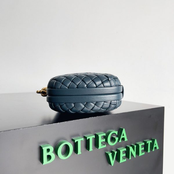 Contrefaçon de pochette Bottega Veneta Knot Minaudiere en Space – Image 2